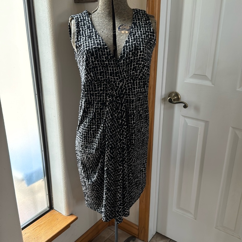 Ann Taylor Black & White V-neck Stretchy Pullover Dress, Size Small